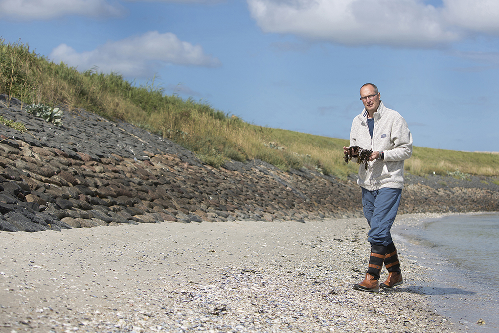 Marc Rijsselberge met zeewier Texel Saarshot fotografie